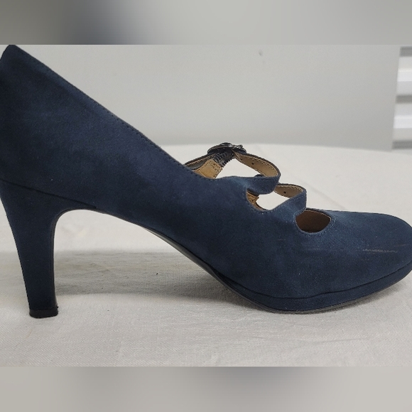 Super comfy blue suede heels by Naturalizer - Picture 8 of 9